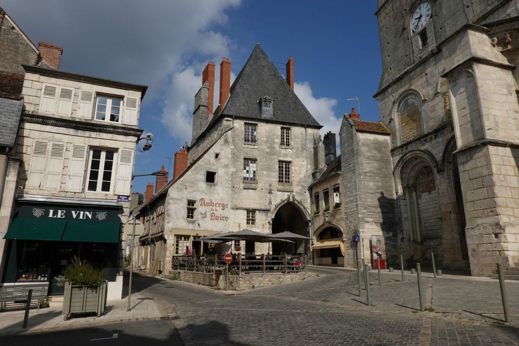 Entrée dans la Charité, après avoir traversé le pont